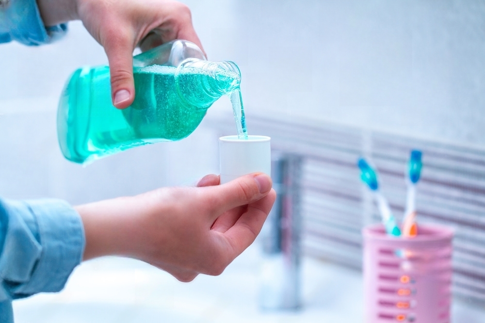 How to Choose the Right Mouthwash for Sensitive Teeth